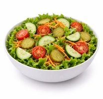 met verse salade, yoghurt dressing, appel komkommer salade en stokbrood