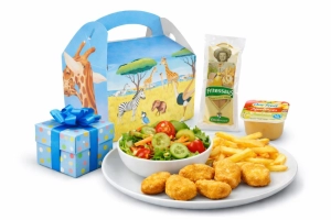 met salade, appelmoes, mayonaise, patat en een verrassing.